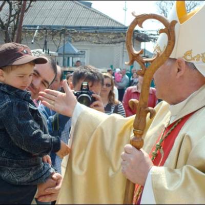 26 aprilie 2009: Iugani: Sfinţirea pietrei de temelie a noii biserici