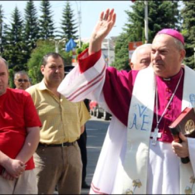 17 mai 2009: Suceava: Sfinţirea statuii şi a piaţetei dedicate Sfântului Părinte papa Ioan Paul al II-lea