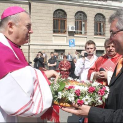 17 mai 2009: Suceava: Sfinţirea statuii şi a piaţetei dedicate Sfântului Părinte papa Ioan Paul al II-lea
