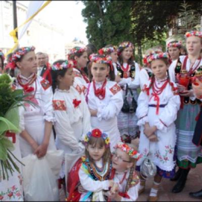 17 mai 2009: Suceava: Sfinţirea statuii şi a piaţetei dedicate Sfântului Părinte papa Ioan Paul al II-lea
