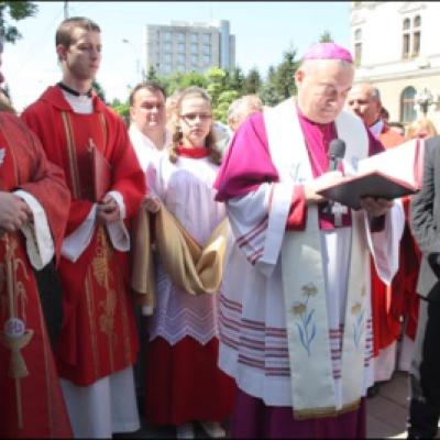 17 mai 2009: Suceava: Sfinţirea statuii şi a piaţetei dedicate Sfântului Părinte papa Ioan Paul al II-lea