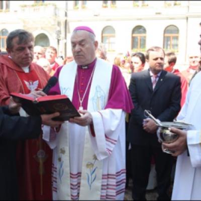 17 mai 2009: Suceava: Sfinţirea statuii şi a piaţetei dedicate Sfântului Părinte papa Ioan Paul al II-lea