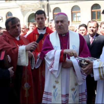 17 mai 2009: Suceava: Sfinţirea statuii şi a piaţetei dedicate Sfântului Părinte papa Ioan Paul al II-lea