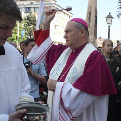 17 mai 2009: Suceava: Sfinţirea statuii şi a piaţetei dedicate Sfântului Părinte papa Ioan Paul al II-lea