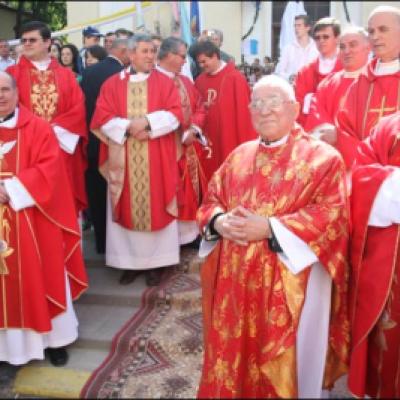 17 mai 2009: Suceava: Sfinţirea statuii şi a piaţetei dedicate Sfântului Părinte papa Ioan Paul al II-lea