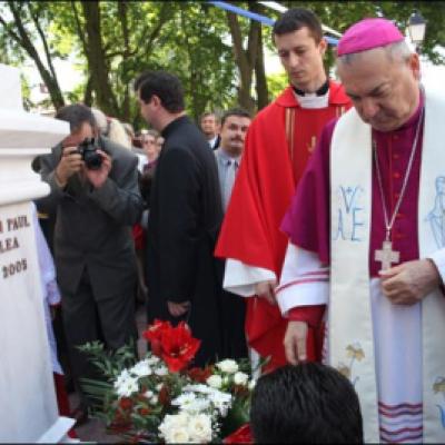 17 mai 2009: Suceava: Sfinţirea statuii şi a piaţetei dedicate Sfântului Părinte papa Ioan Paul al II-lea