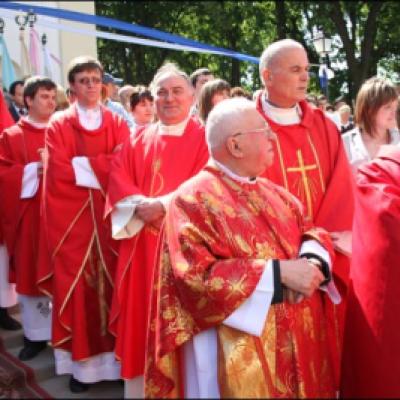17 mai 2009: Suceava: Sfinţirea statuii şi a piaţetei dedicate Sfântului Părinte papa Ioan Paul al II-lea