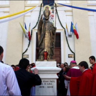 17 mai 2009: Suceava: Sfinţirea statuii şi a piaţetei dedicate Sfântului Părinte papa Ioan Paul al II-lea