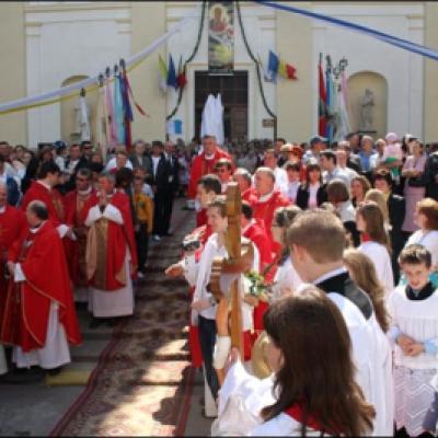 17 mai 2009: Suceava: Sfinţirea statuii şi a piaţetei dedicate Sfântului Părinte papa Ioan Paul al II-lea