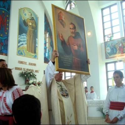 24 mai 2009: Valea Mică: Consacrarea altarului şi sfinţirea bisericii