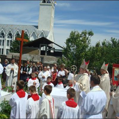 24 mai 2009: Valea Mică: Consacrarea altarului şi sfinţirea bisericii