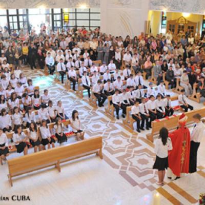 31 mai 2009: Iaşi: Administrarea Mirului în Parohia "Adormirea Maicii Domnului" (FOCUS)