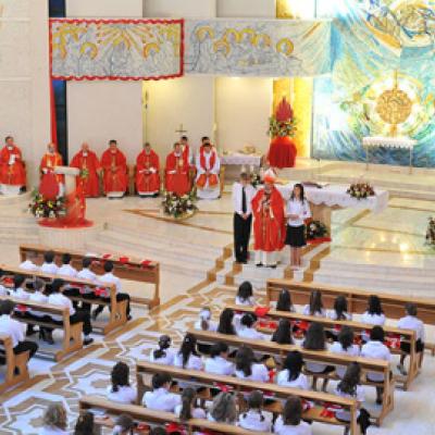 31 mai 2009: Iaşi: Administrarea Mirului în Parohia "Adormirea Maicii Domnului" (FOCUS)