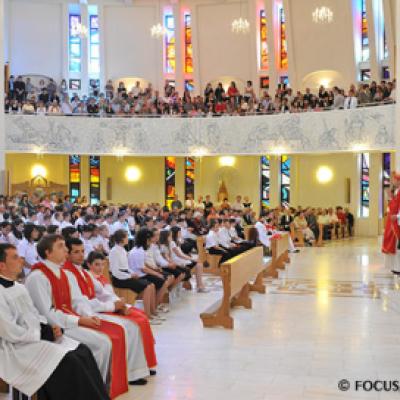 31 mai 2009: Iaşi: Administrarea Mirului în Parohia "Adormirea Maicii Domnului" (FOCUS)