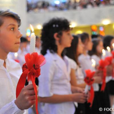 31 mai 2009: Iaşi: Administrarea Mirului în Parohia "Adormirea Maicii Domnului" (FOCUS)