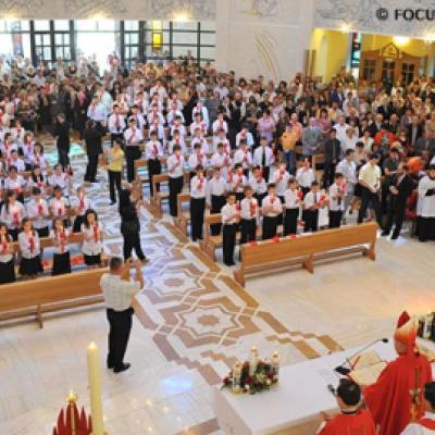 31 mai 2009: Iaşi: Administrarea Mirului în Parohia "Adormirea Maicii Domnului" (FOCUS)