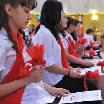 31 mai 2009: Iaşi: Administrarea Mirului în Parohia "Adormirea Maicii Domnului" (FOCUS)