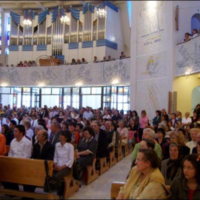 31 mai 2009: Iaşi: Administrarea Mirului în Parohia "Adormirea Maicii Domnului"