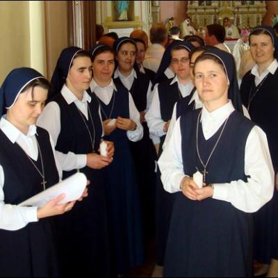 2 iunie 2009: Bacău: Profesiunea perpetuă a 10 surori în cadrul Institutului "Slujitoarele lui Cristos, Marele Preot"