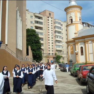 2 iunie 2009: Bacău: Profesiunea perpetuă a 10 surori în cadrul Institutului "Slujitoarele lui Cristos, Marele Preot"