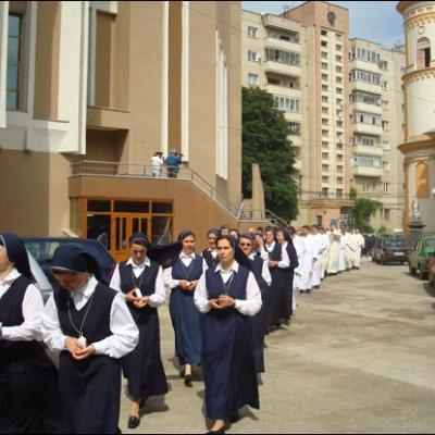 2 iunie 2009: Bacău: Profesiunea perpetuă a 10 surori în cadrul Institutului "Slujitoarele lui Cristos, Marele Preot"
