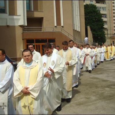 2 iunie 2009: Bacău: Profesiunea perpetuă a 10 surori în cadrul Institutului "Slujitoarele lui Cristos, Marele Preot"