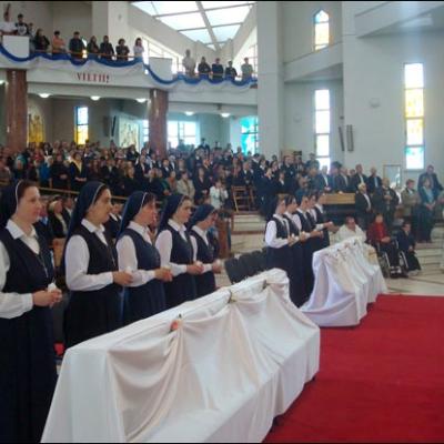 2 iunie 2009: Bacău: Profesiunea perpetuă a 10 surori în cadrul Institutului "Slujitoarele lui Cristos, Marele Preot"