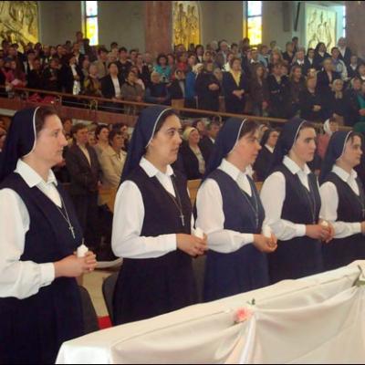 2 iunie 2009: Bacău: Profesiunea perpetuă a 10 surori în cadrul Institutului "Slujitoarele lui Cristos, Marele Preot"