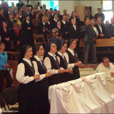 2 iunie 2009: Bacău: Profesiunea perpetuă a 10 surori în cadrul Institutului "Slujitoarele lui Cristos, Marele Preot"