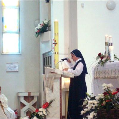 2 iunie 2009: Bacău: Profesiunea perpetuă a 10 surori în cadrul Institutului "Slujitoarele lui Cristos, Marele Preot"