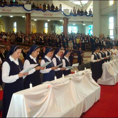 2 iunie 2009: Bacău: Profesiunea perpetuă a 10 surori în cadrul Institutului "Slujitoarele lui Cristos, Marele Preot"