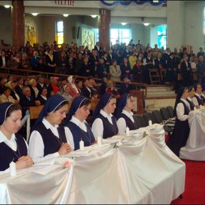 2 iunie 2009: Bacău: Profesiunea perpetuă a 10 surori în cadrul Institutului "Slujitoarele lui Cristos, Marele Preot"