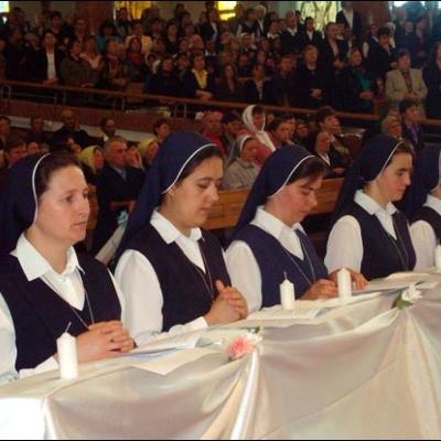 2 iunie 2009: Bacău: Profesiunea perpetuă a 10 surori în cadrul Institutului "Slujitoarele lui Cristos, Marele Preot"