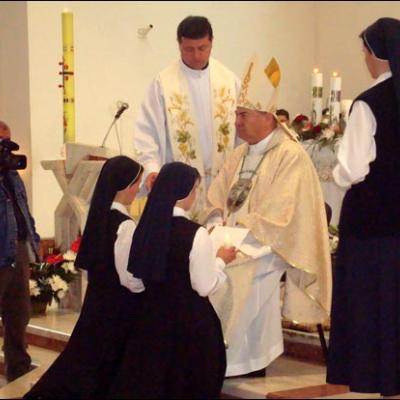 2 iunie 2009: Bacău: Profesiunea perpetuă a 10 surori în cadrul Institutului "Slujitoarele lui Cristos, Marele Preot"