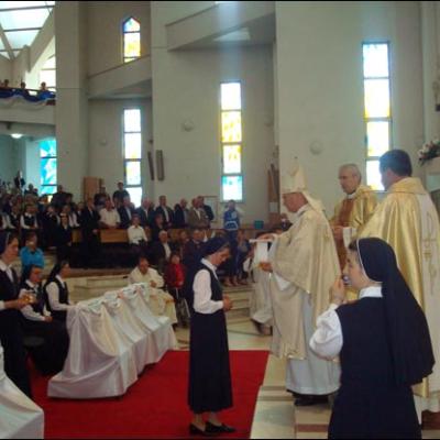 2 iunie 2009: Bacău: Profesiunea perpetuă a 10 surori în cadrul Institutului "Slujitoarele lui Cristos, Marele Preot"