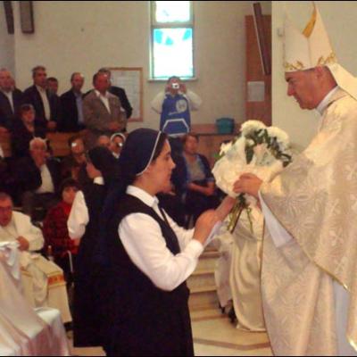 2 iunie 2009: Bacău: Profesiunea perpetuă a 10 surori în cadrul Institutului "Slujitoarele lui Cristos, Marele Preot"