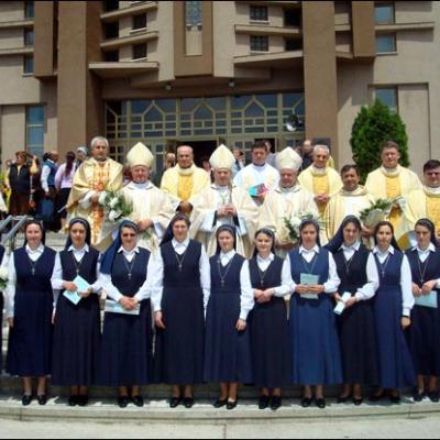 2 iunie 2009: Bacău: Profesiunea perpetuă a 10 surori în cadrul Institutului "Slujitoarele lui Cristos, Marele Preot"
