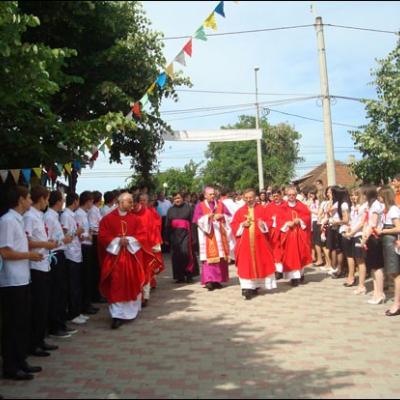 7 iunie 2009: Bacău: Administrarea Mirului în Parohia "Sfânta Cruce"