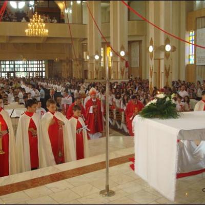 7 iunie 2009: Bacău: Administrarea Mirului în Parohia "Sfânta Cruce"