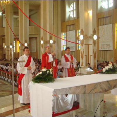 7 iunie 2009: Bacău: Administrarea Mirului în Parohia "Sfânta Cruce"