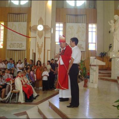 7 iunie 2009: Bacău: Administrarea Mirului în Parohia "Sfânta Cruce"