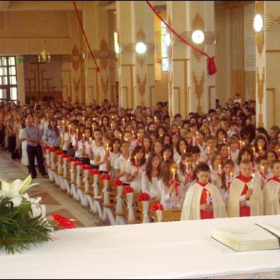 7 iunie 2009: Bacău: Administrarea Mirului în Parohia "Sfânta Cruce"