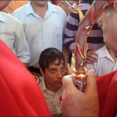 7 iunie 2009: Bacău: Administrarea Mirului în Parohia "Sfânta Cruce"