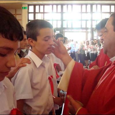 7 iunie 2009: Bacău: Administrarea Mirului în Parohia "Sfânta Cruce"