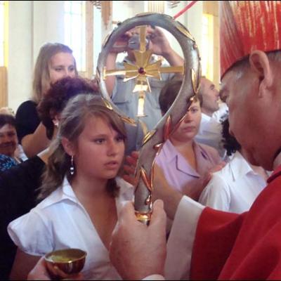 7 iunie 2009: Bacău: Administrarea Mirului în Parohia "Sfânta Cruce"
