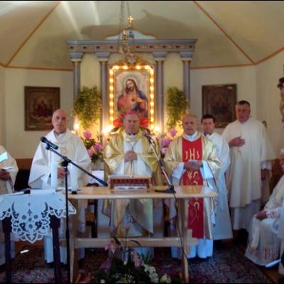 19 iunie 2009: Sfinţirea bisericii şi dedicarea altarului din filiala Falcău a Parohiei Rădăuţi