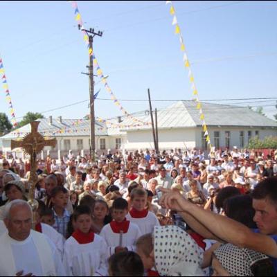 2 august 2009: Rotunda: Consacrarea altarului şi sfinţirea bisericii "Sf. Francisc din Assisi"