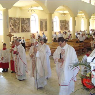 2 august 2009: Rotunda: Consacrarea altarului şi sfinţirea bisericii "Sf. Francisc din Assisi"