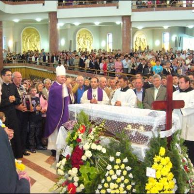 20 septembrie 2009: Bacău: Liturghie cu requiem pentru pr. Petru Mareş