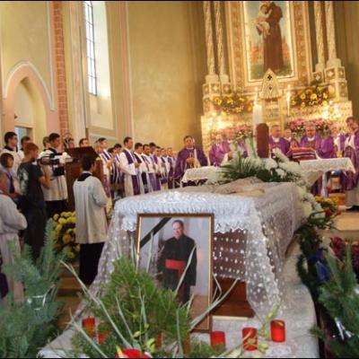 21 septembrie 2009: Faraoani: Funeraliile pr. Petru Mareş